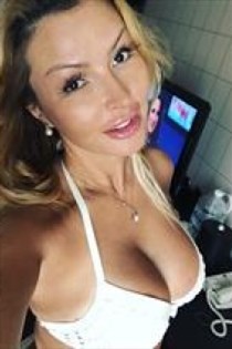 Thedora, 23, Junglinster - Luxembourg, Snowballing